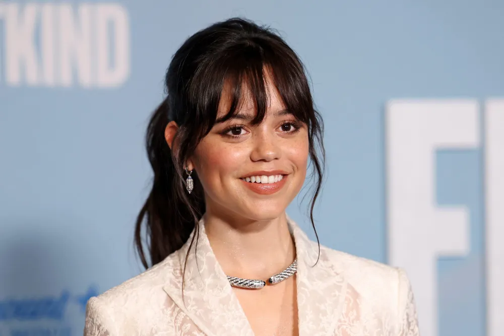 Трусики жоқ футболкадағы қыз